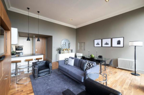 JOIVY Chic 2BR Apt with City Views at the Heart of Old Town